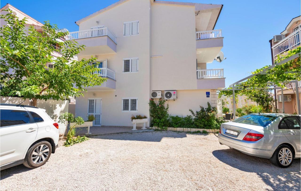 Lovely Apartment In Makarska With Kitchen Exterior photo