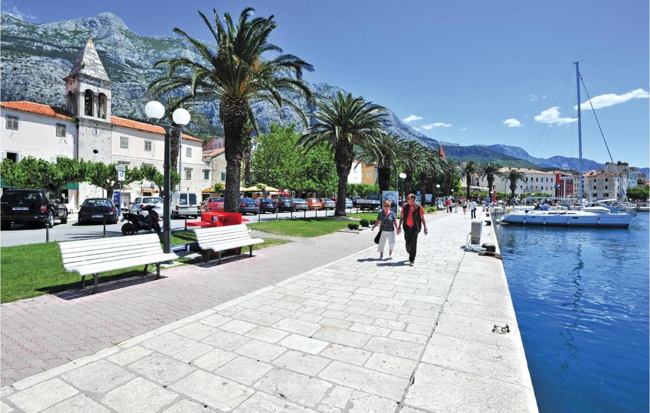 Lovely Apartment In Makarska With Kitchen Exterior photo