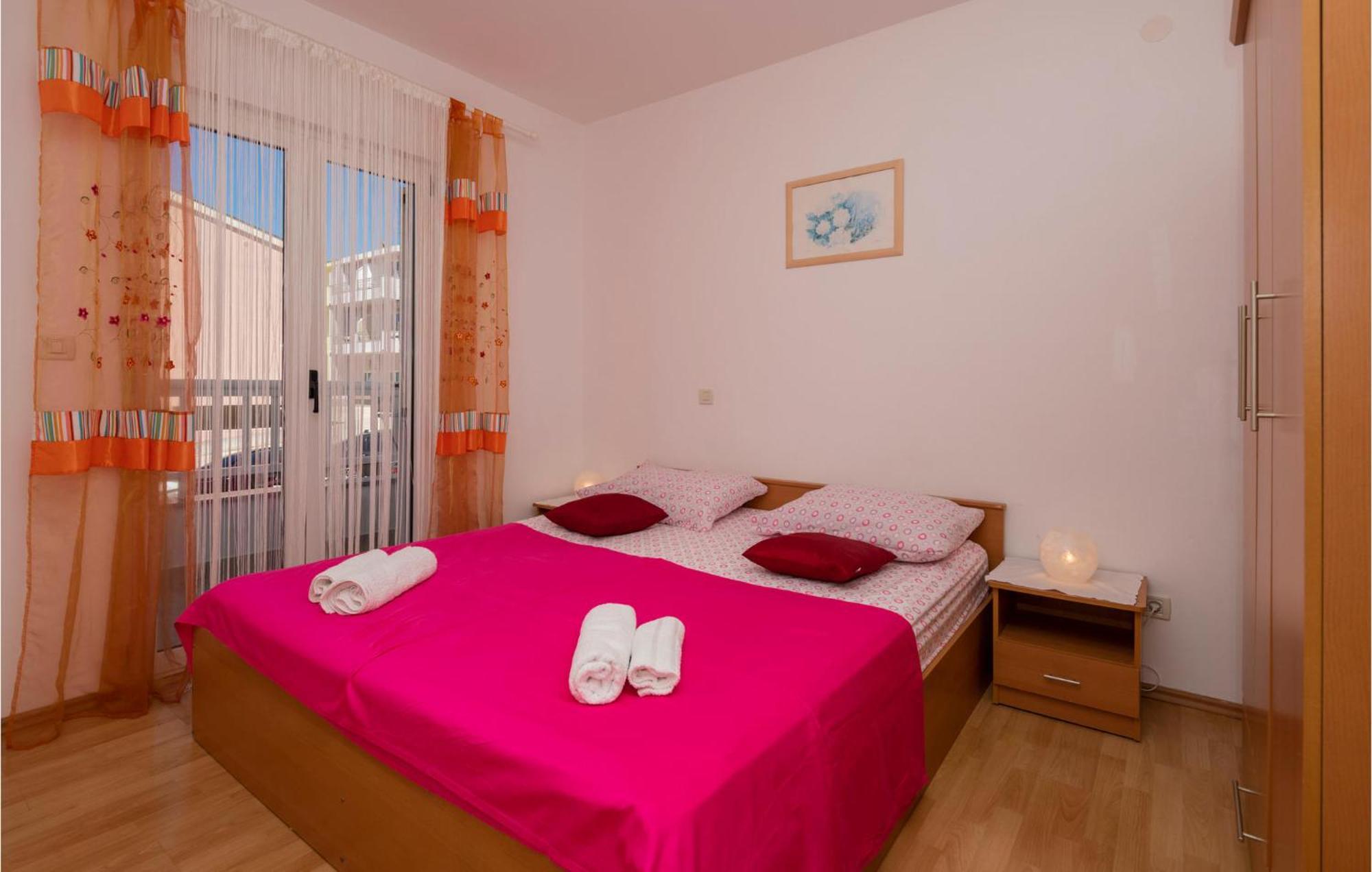 Lovely Apartment In Makarska With Kitchen Exterior photo